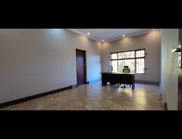 318M² BUILDING FOR SALE IN ROOIHUISKRAAL